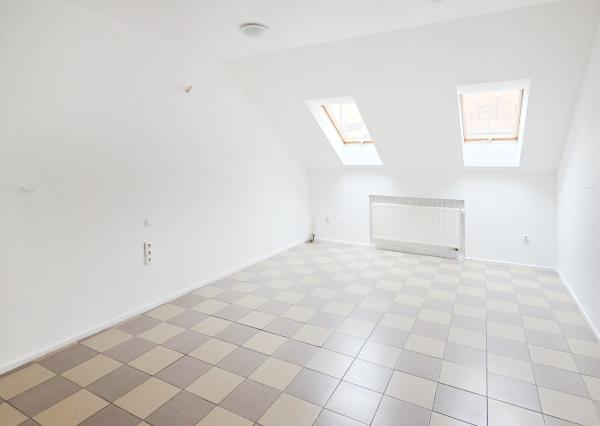 Na prenájom samostatná kancelária v centre Šamorína