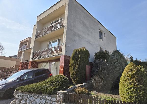 4 izb. byt. jednotka v RD, kompletná rekonštrukcia, 87 m², garáž, pivnica, skladové priestory s pozemkom 333 m2