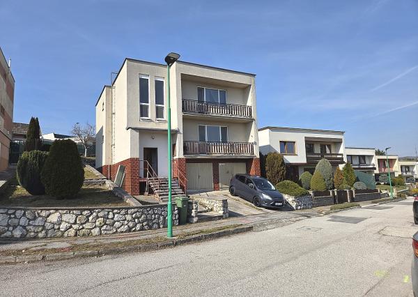 4 izb. byt. jednotka v RD, kompletná rekonštrukcia, 87 m², garáž, pivnica, skladové priestory s pozemkom 333 m2