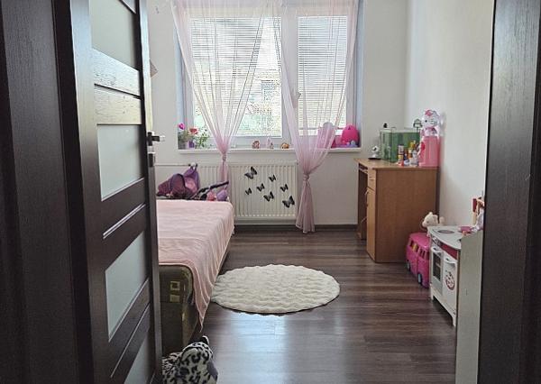 4 izb. byt. jednotka v RD, kompletná rekonštrukcia, 87 m², garáž, pivnica, skladové priestory s pozemkom 333 m2