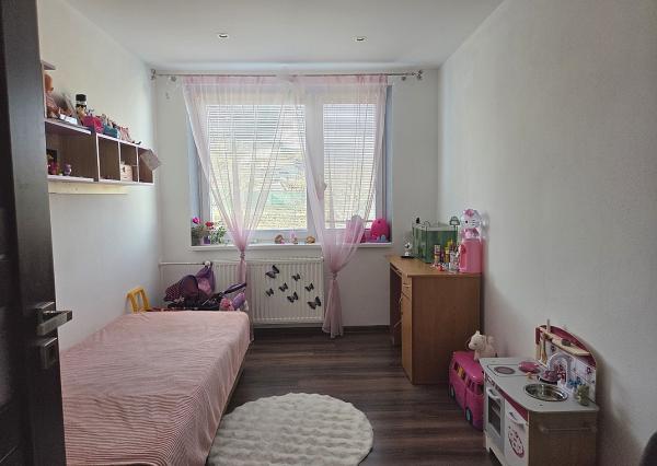 4 izb. byt. jednotka v RD, kompletná rekonštrukcia, 87 m², garáž, pivnica, skladové priestory s pozemkom 333 m2