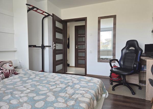 4 izb. byt. jednotka v RD, kompletná rekonštrukcia, 87 m², garáž, pivnica, skladové priestory s pozemkom 333 m2