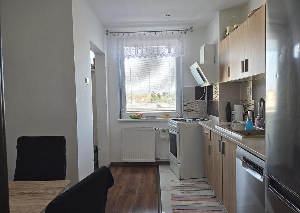 4 izb. byt. jednotka v RD, kompletná rekonštrukcia, 87 m², garáž, pivnica, skladové priestory s pozemkom 333 m2