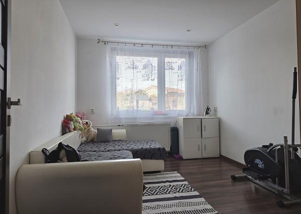 4 izb. byt. jednotka v RD, kompletná rekonštrukcia, 87 m², garáž, pivnica, skladové priestory s pozemkom 333 m2