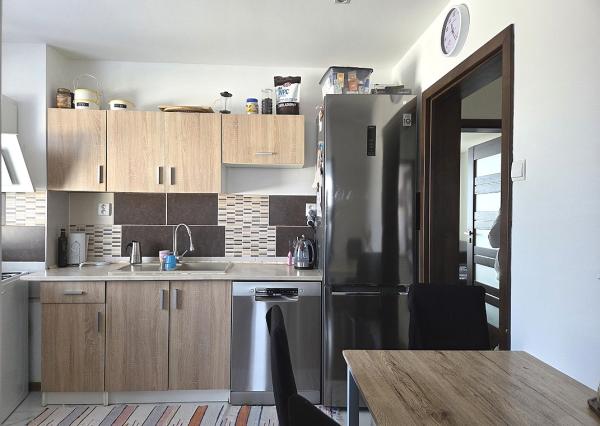 4 izb. byt. jednotka v RD, kompletná rekonštrukcia, 87 m², garáž, pivnica, skladové priestory s pozemkom 333 m2