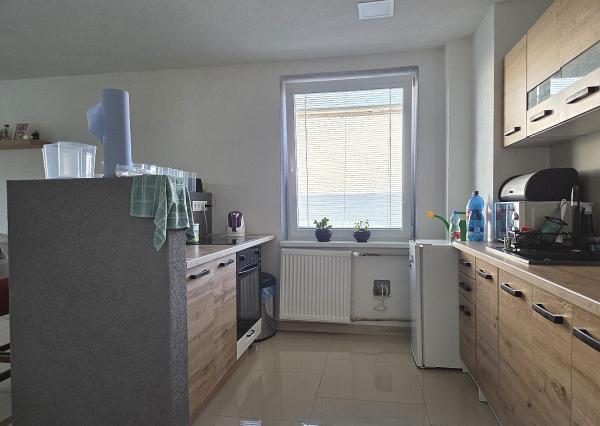 4 izb. byt. jednotka v RD, kompletná rekonštrukcia, 87 m², garáž, pivnica, skladové priestory s pozemkom 333 m2