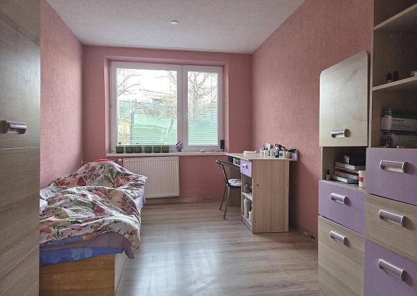 4 izb. byt. jednotka v RD, kompletná rekonštrukcia, 87 m², garáž, pivnica, skladové priestory s pozemkom 333 m2