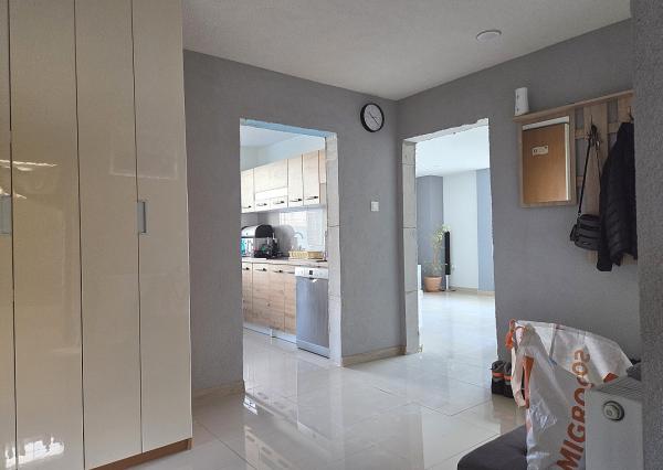 4 izb. byt. jednotka v RD, kompletná rekonštrukcia, 87 m², garáž, pivnica, skladové priestory s pozemkom 333 m2