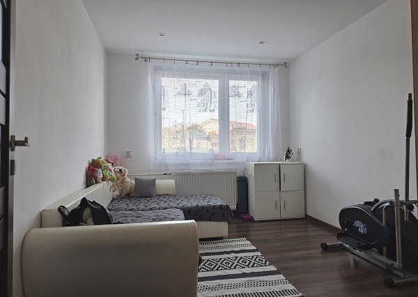 3 izb. byt. jednotka v RD, kompletná rekonštrukcia, 87 m², garáž, pivnica, skladové priestory s pozemkom 333 m2
