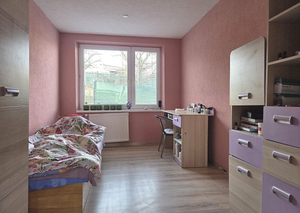 3 izb. byt. jednotka v RD, kompletná rekonštrukcia, 87 m², garáž, pivnica, skladové priestory s pozemkom 333 m2