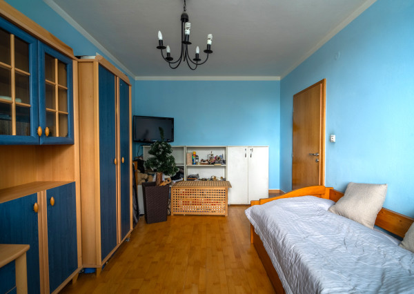 Na predaj čiastočne zariadený 3-izbový byt vo Vrakuni