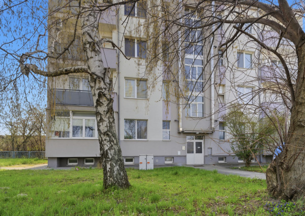 Na prenájom 3-izbový byt s 2 balkónmi a 2 parkingami, Ružinov
