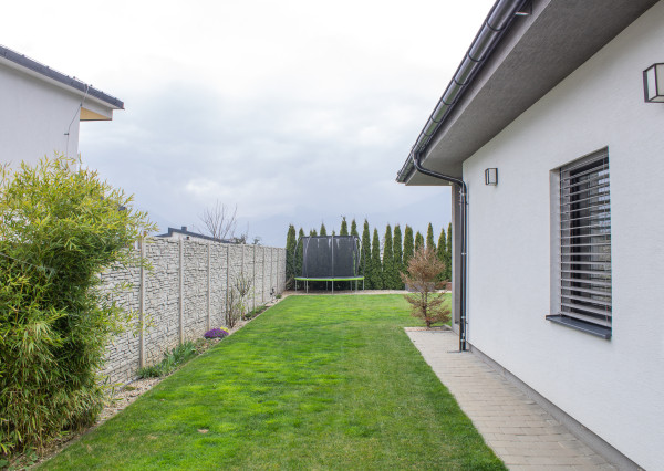 Na prenájom moderný 4-izbový bungalov v obci Beňadiková