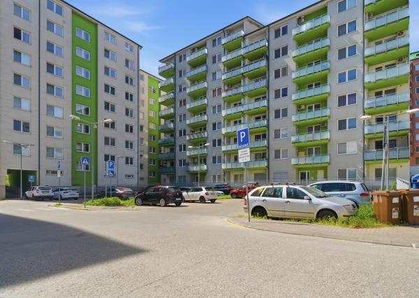 Na prenájom zariadený 3-izbový byt s loggiou v Dúbravke