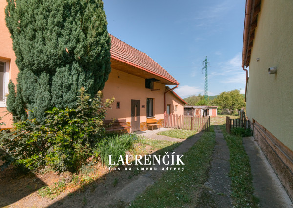 NA PREDAJ | DVOJPODLAŽNÝ RODINNÝ DOM VO VYHĽADÁVANEJ LOKALITE TRENČÍN - KUBRÁ