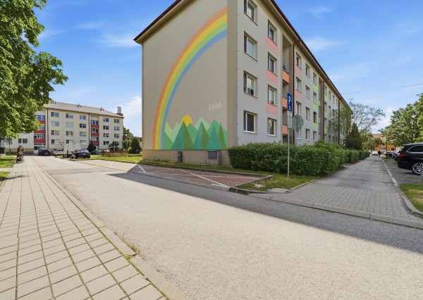 Na predaj 3-izbový byt s loggiou v centre Malaciek