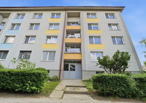 Na predaj 3-izbový byt s loggiou v centre Malaciek