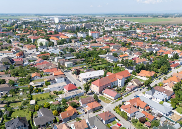 Na predaj priestranný 4,5 - izbový byt v Seredi