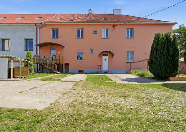 Na predaj priestranný 4,5 - izbový byt v Seredi