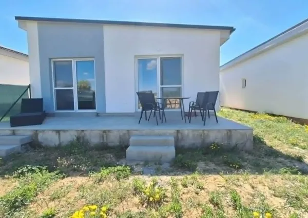 Na predaj zariadený rodinný dom s terasou – Dvorec, časť Sliezska Osada