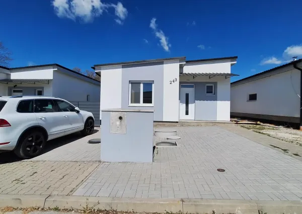Na predaj zariadený rodinný dom s terasou – Dvorec, časť Sliezska Osada