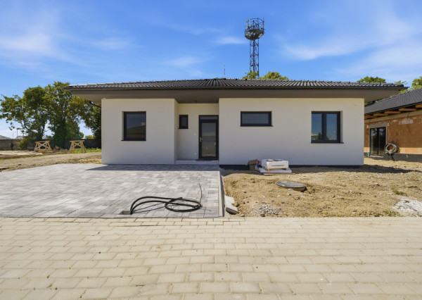 Na predaj priestranný 4-izbový rodinný dom v Špačinciach