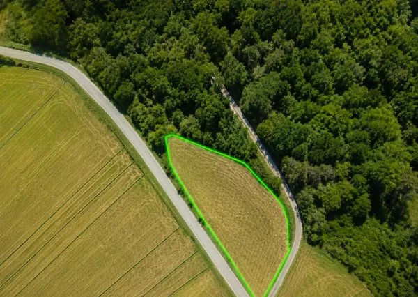 Na predaj slnečný stavebný pozemok pod lesom v obci Malá Hradná