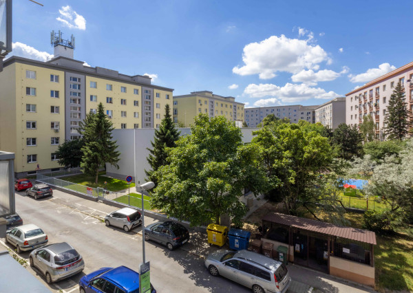 Na prenájom utulný 2-izbový byt v širšom centre Bratislavy – Nové Mesto