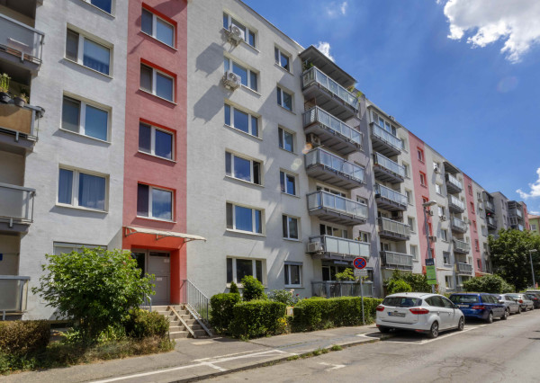 Na prenájom utulný 2-izbový byt v širšom centre Bratislavy – Nové Mesto