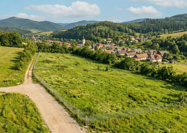 Na predaj slnečný stavebný pozemok pod lesom v obci Malá Hradná