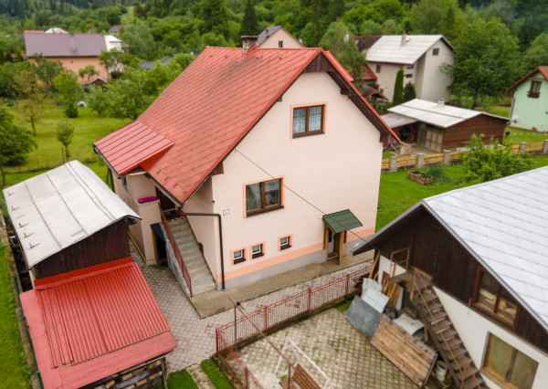 Na predaj priestranný dvojgeneračný dom s veľkým pozemkom v obci Kysucký Lieskovec