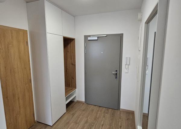 Klimatizovaný 2 izb. byt s parkovaním Ovocné Sady