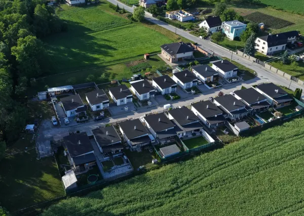 Na predaj zariadený rodinný dom s terasou – Dvorec, časť Sliezska Osada