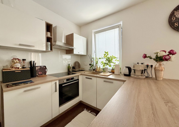 Stačí sa nasťahovať – moderný 2-izbový byt s balkónom a parkovacím miestom