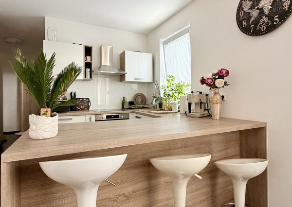 Stačí sa nasťahovať – moderný 2-izbový byt s balkónom a parkovacím miestom