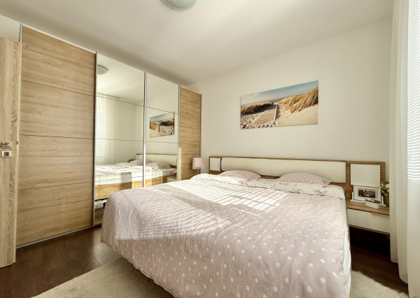 Stačí sa nasťahovať – moderný 2-izbový byt s balkónom a parkovacím miestom