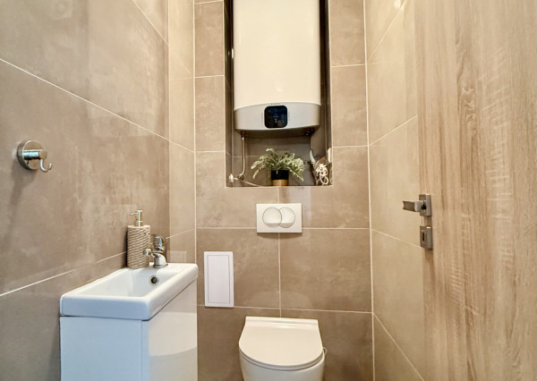 Stačí sa nasťahovať – moderný 2-izbový byt s balkónom a parkovacím miestom