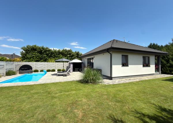 Na predaj nízkoenergetický 4-izbový bungalov s bazénom v Rajke