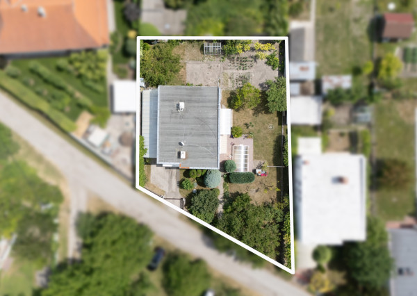 Na predaj 6-izbový rodinný dom s garážou a bazénom v Kvetoslavove
