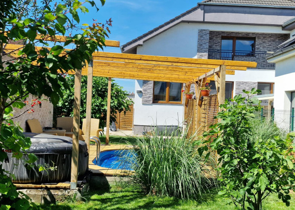 Na predaj nadštandardný rodinný dom s bazénom v blízkosti Senca