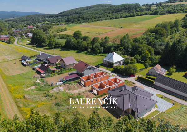 NA PREDAJ |  4 - IZBOVÝ RODINNÝ DOM BUNGALOV | MELČICE LIESKOVÉ - ČASŤ DOLINA