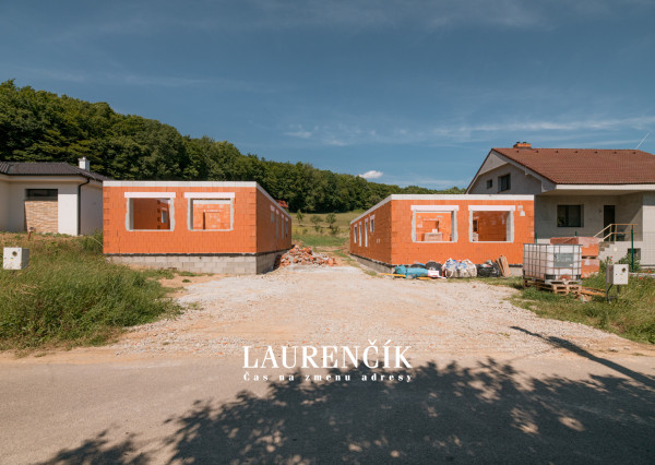 NA PREDAJ |  4 - IZBOVÝ RODINNÝ DOM BUNGALOV | MELČICE LIESKOVÉ - ČASŤ DOLINA