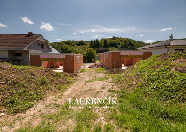 NA PREDAJ |  4 - IZBOVÝ RODINNÝ DOM BUNGALOV | MELČICE LIESKOVÉ - ČASŤ DOLINA