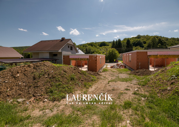 NA PREDAJ |  4 - IZBOVÝ RODINNÝ DOM BUNGALOV | MELČICE LIESKOVÉ - ČASŤ DOLINA