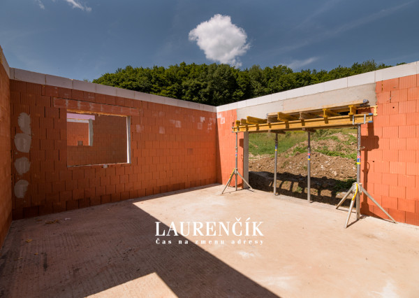 NA PREDAJ |  4 - IZBOVÝ RODINNÝ DOM BUNGALOV | MELČICE LIESKOVÉ - ČASŤ DOLINA