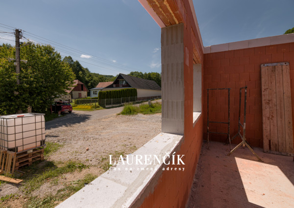 NA PREDAJ |  4 - IZBOVÝ RODINNÝ DOM BUNGALOV | MELČICE LIESKOVÉ - ČASŤ DOLINA