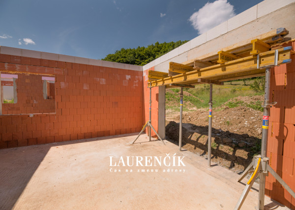 NA PREDAJ |  4 - IZBOVÝ RODINNÝ DOM BUNGALOV | MELČICE LIESKOVÉ - ČASŤ DOLINA