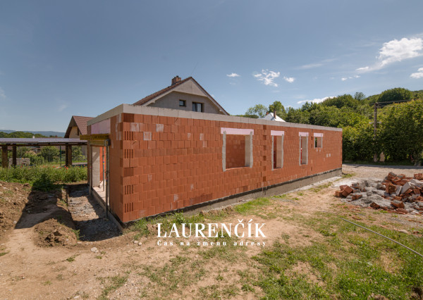 NA PREDAJ |  4 - IZBOVÝ RODINNÝ DOM BUNGALOV | MELČICE LIESKOVÉ - ČASŤ DOLINA