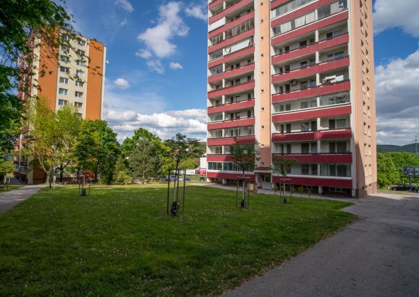 Na prenájom 3-izbový byt s loggiou v Bratislave – Dúbravke