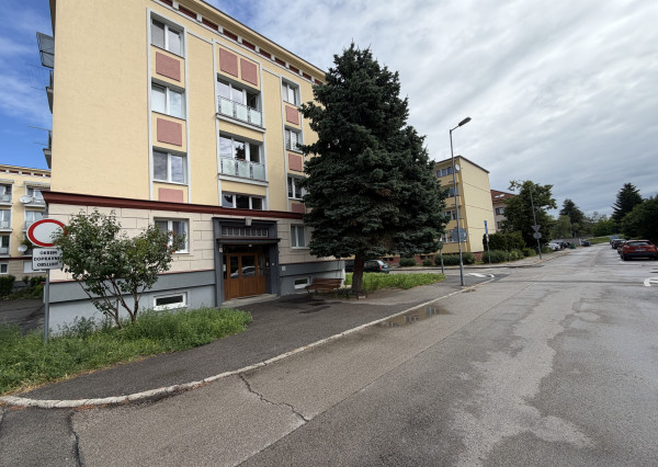 Na prenájom 1-izbový byt s balkónom vo vyhľadávanej lokalite Sihoť v Trenčíne